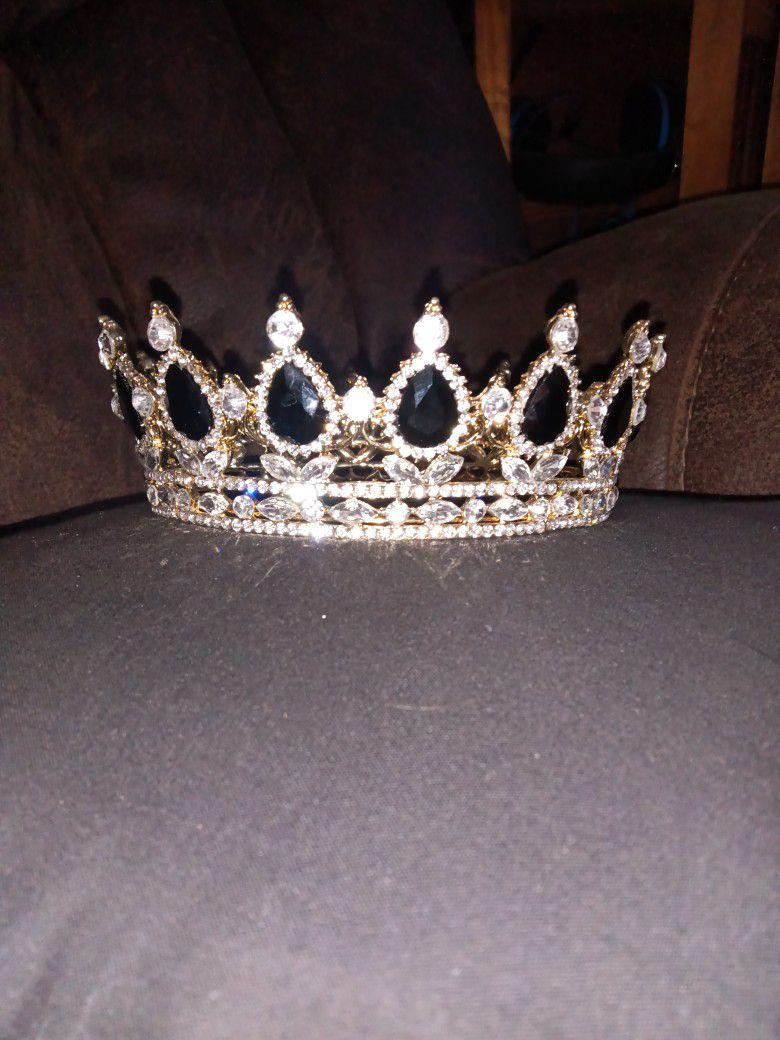 Black Onix And Crystal Very Well Constructed Crown