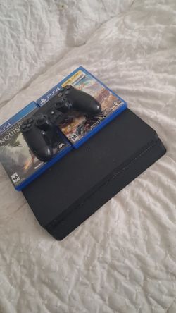 Ps4 comes with 2 games and wires obo