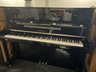 Yamaha B3 Polished Ebony Acoustic Piano