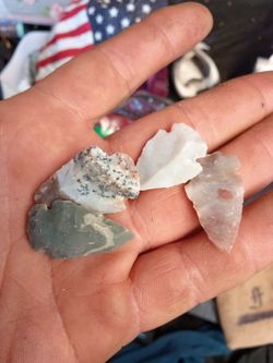 Huge Lot of 90 Agate & Chert Arrowheads / Projectile Points 🎯