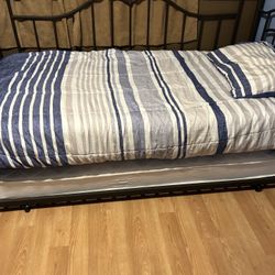 Metal Twin daybed w/ Trundle Bed