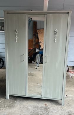Armoire/closet cabinet