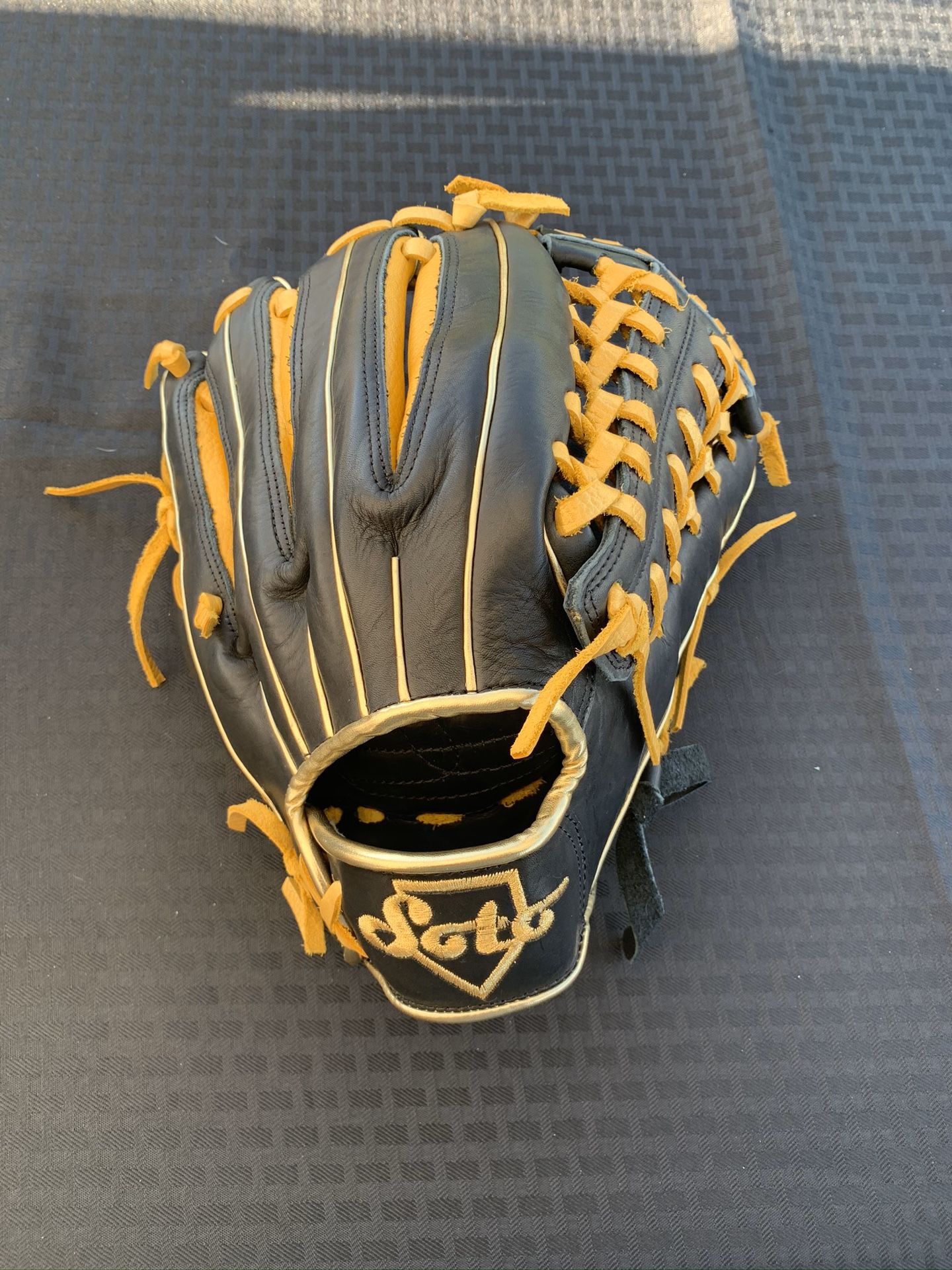 New Soto baseball /softball glove