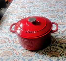 Lodge enamel 5.5 qt cast iron pot