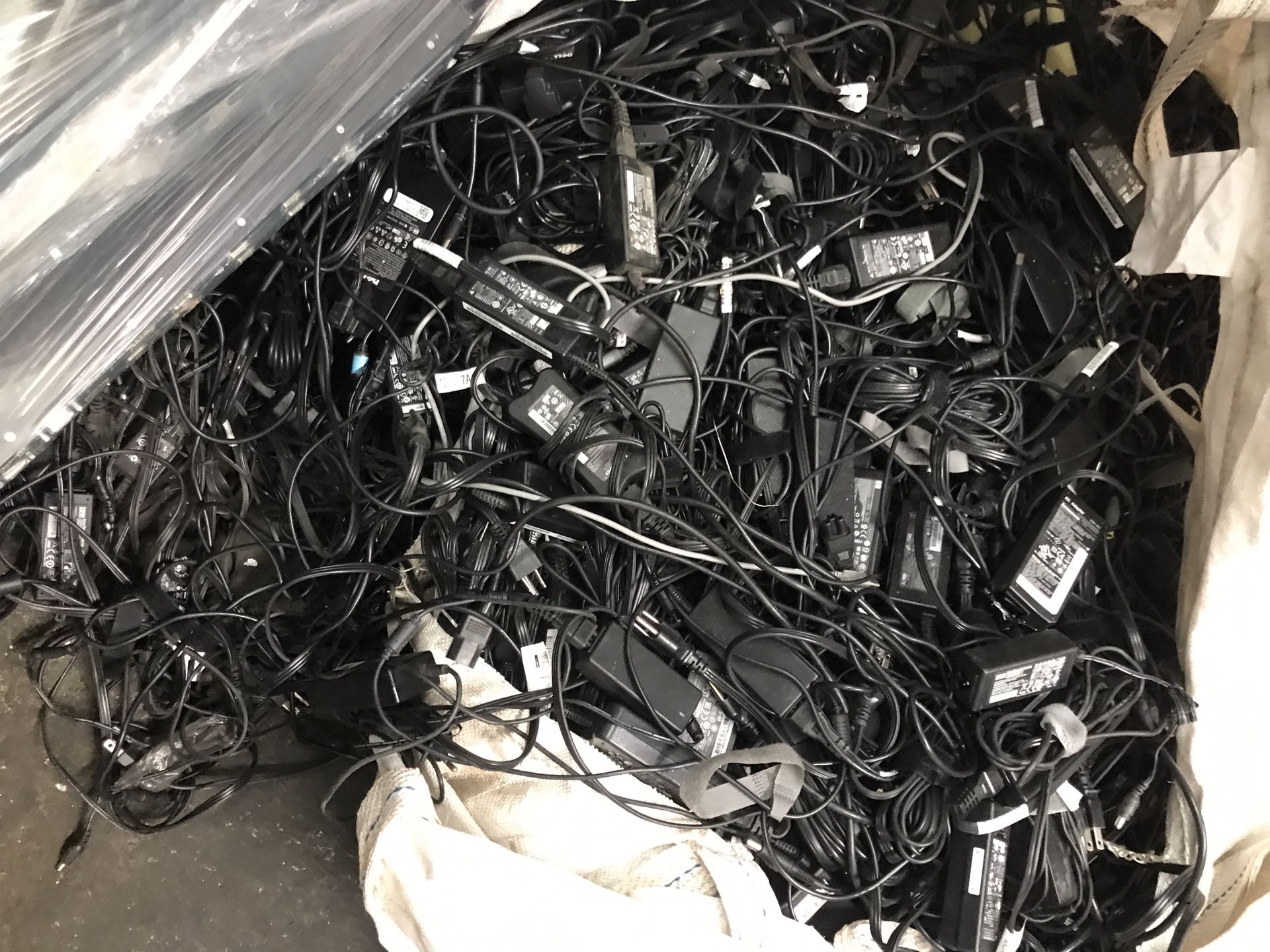 700 Lenovo Thinkpad chargers, 80 dell chargers, 80 hp chargers available @ only $5 per pit. Wholesale buyers may have discounts depend on what quanti