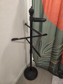 Adjustable towel holder
