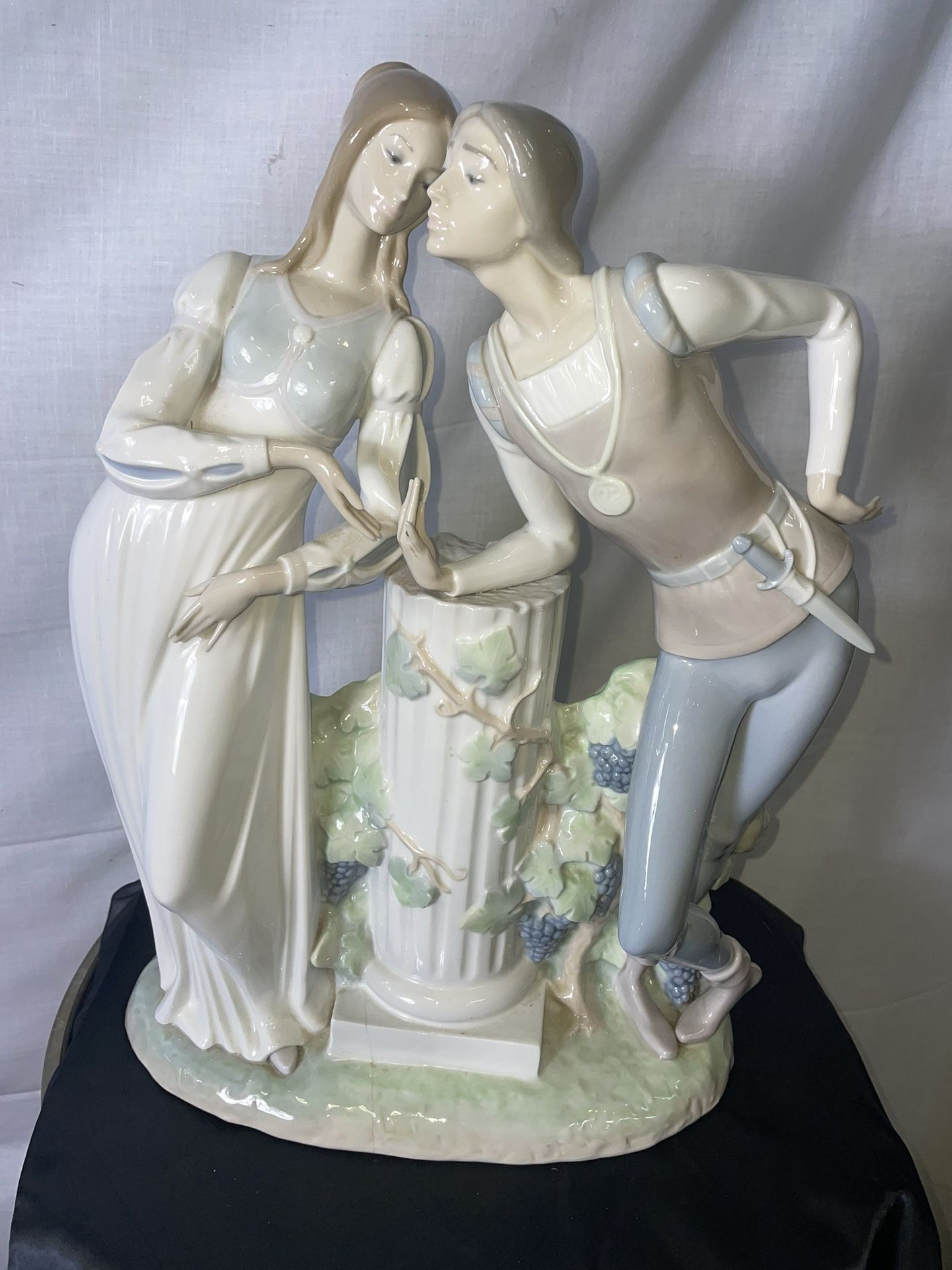 LLADRO ROMEO AND JULIET FIGURINE # 4750 “read Description”