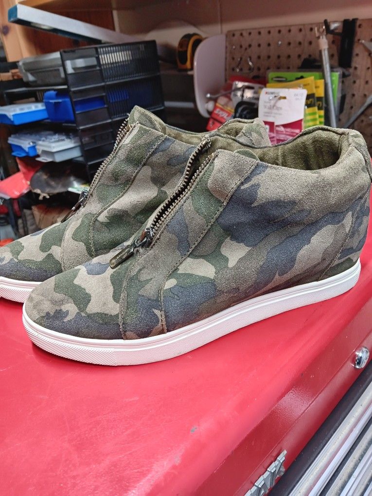 Leather. Size 7.5. Waterproof. Blondo