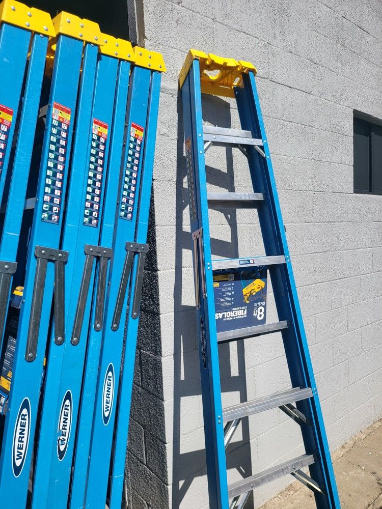 Werner
8 ft. Fiberglass Step Ladder (12 ft. Reach Height) with 250 Ib. Load Capacity Type I Duty Rating