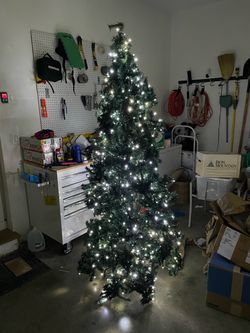 Christmas tree, pre-lit, 6 foot