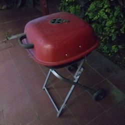 Bbq Grill Great Condition! Large Model Charcoal  Folding Stand On Wheels!