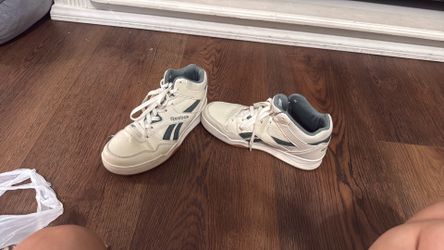 Reebok tennis shoes size 5 male