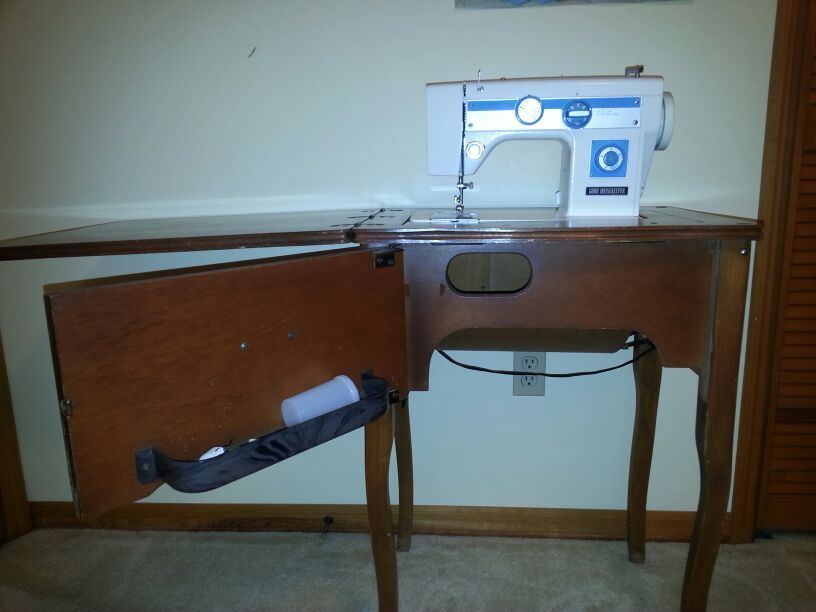 Vintage Good Housekeeper sewing machine and tableREDUCED for Sale in