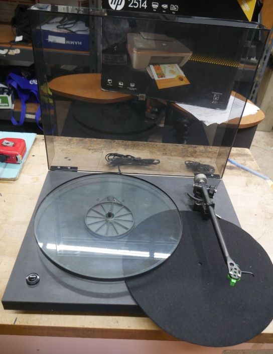 Rega Planar 3 Turntable made in Britain pre owned. used. tested. in a good working order.