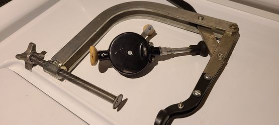 Valve spring compressor