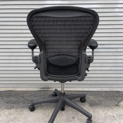 HERMAN MILLER CLASSIC AERON SIZE B CHAIR FULLY ADJUSTABLE ARMS DELIVERY AVAILABLE FOR A FEE