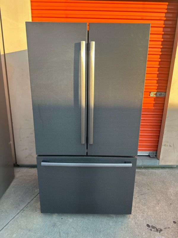 BOSCH STAINLESS STEEL COUNTER DEPTH FRENCH DOOR REFRIGERATOR WITH ICE MAKER / ENERGY STAR