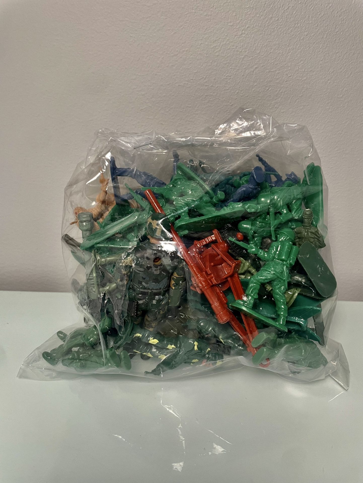 Vintage Army Men Toy Soldiers Lot Different Colors Plastic lot