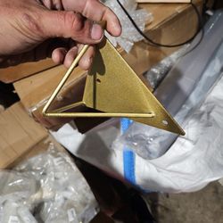 Well Mounted Shelf Bracket