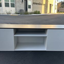 60” Sleek Tv Stand/Media Console – Great Condition
