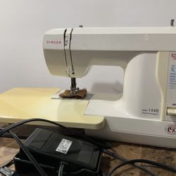 Singer 132Q Featherweight Electronic Sewing Machine