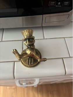 Esta figura es una estatua de latón de Sam el Águila, la mascota de los Juegos Olímpicos de Los Ángeles 1984.
