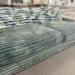 Limited Time Offer🚨Beautiful Dark Grey Sofa Sectional Available Now Only $999 (Huge Savings$$)