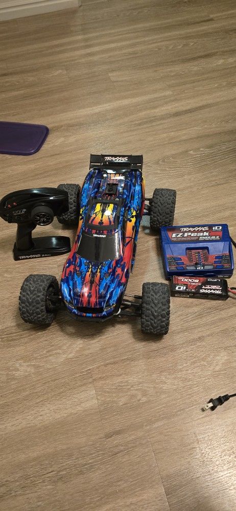 Traxxas 4x4 RUSTLER VXL 3S WITH CHARGER AND BATTERY.