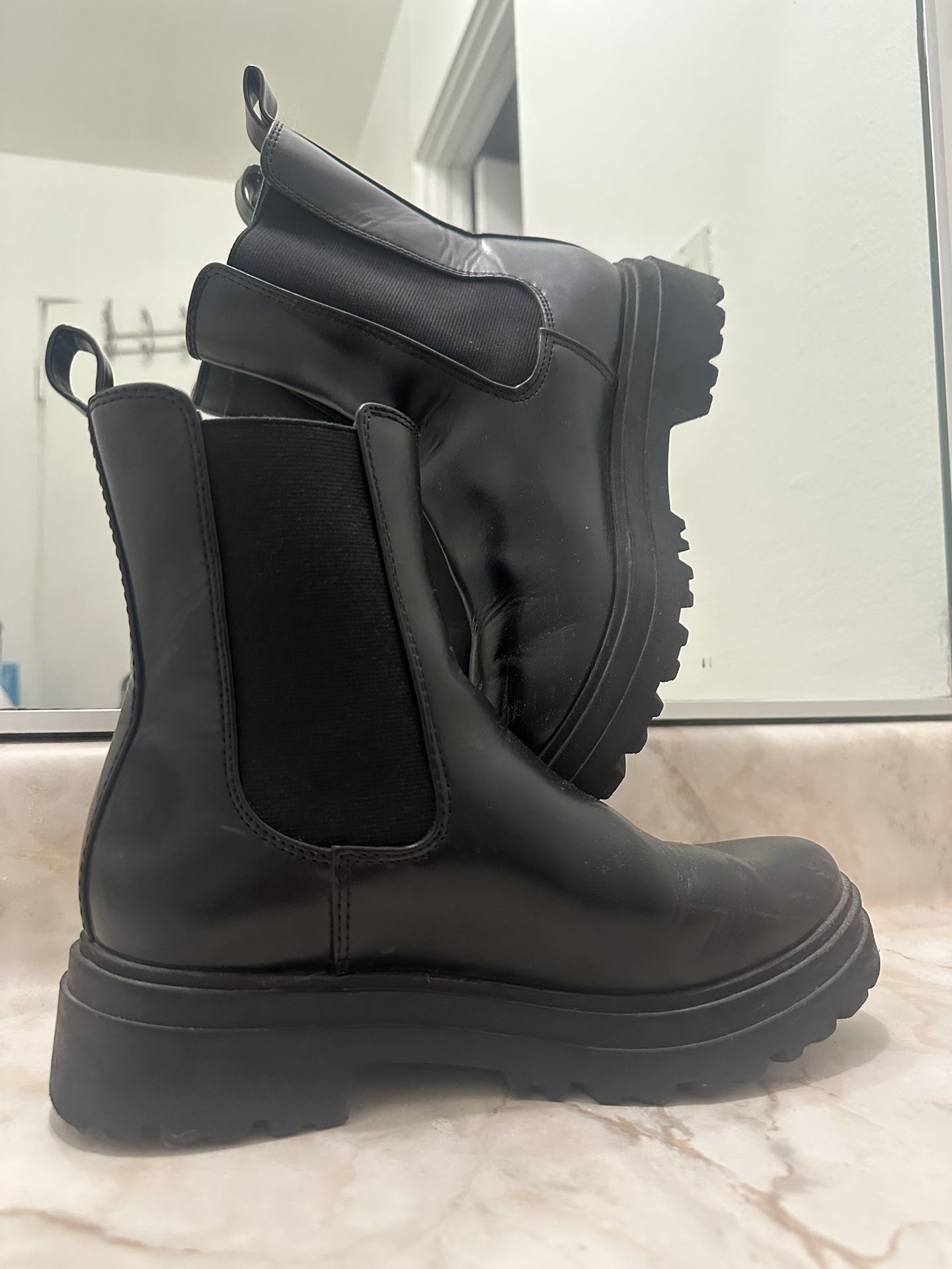 Women’s Size 8 Chelsea Boots Genuine Leather