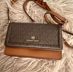 Woman Michael Kors Crossbody Wallet