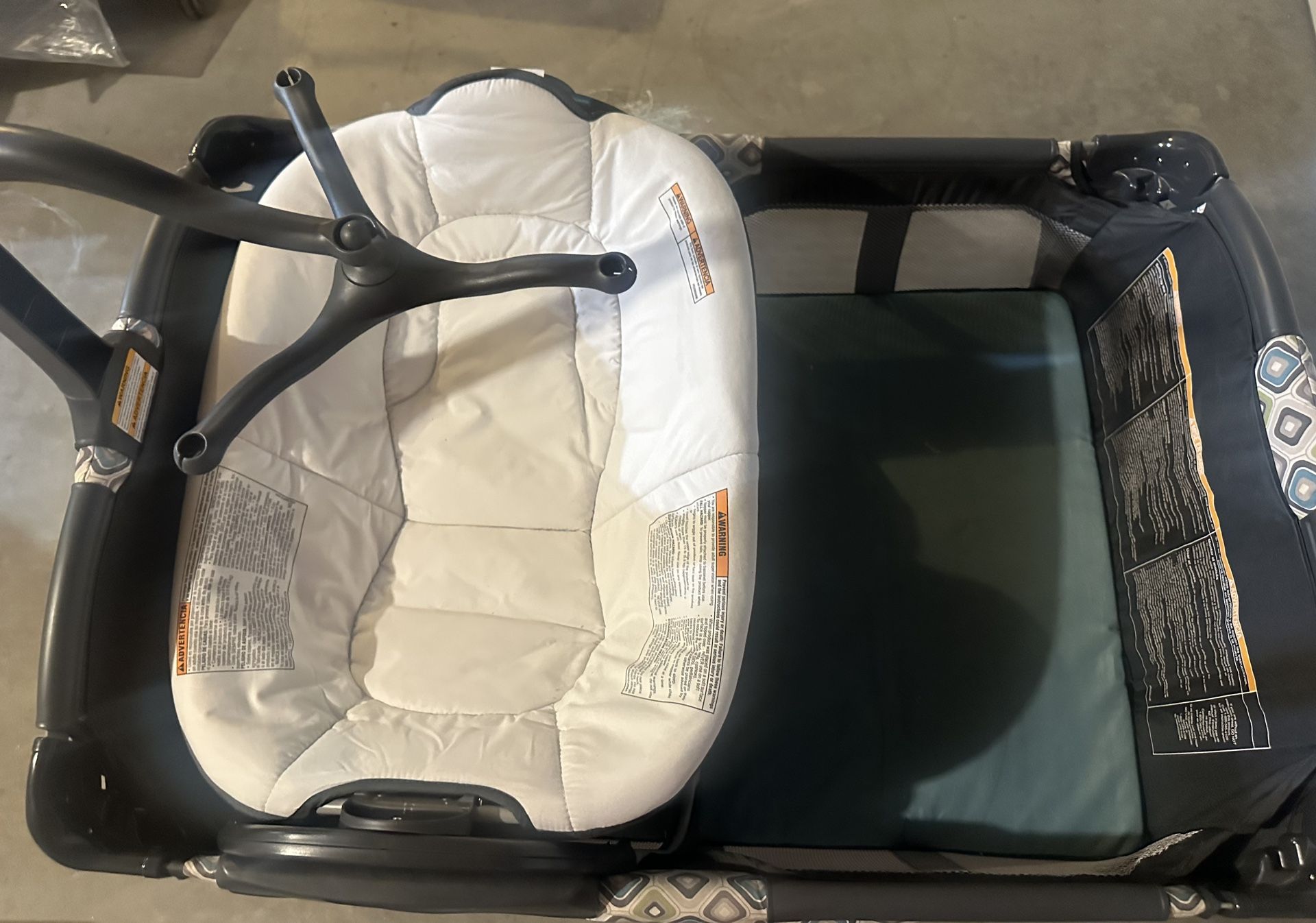 Graco Pack 'n Play Change 'n Carry Playard  With Travel Bag 