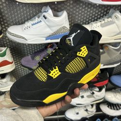 Jordan 4 Retro Thunder (2023) 