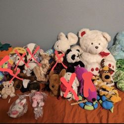 Huge Lot Of Stuffed Animals And Plushes