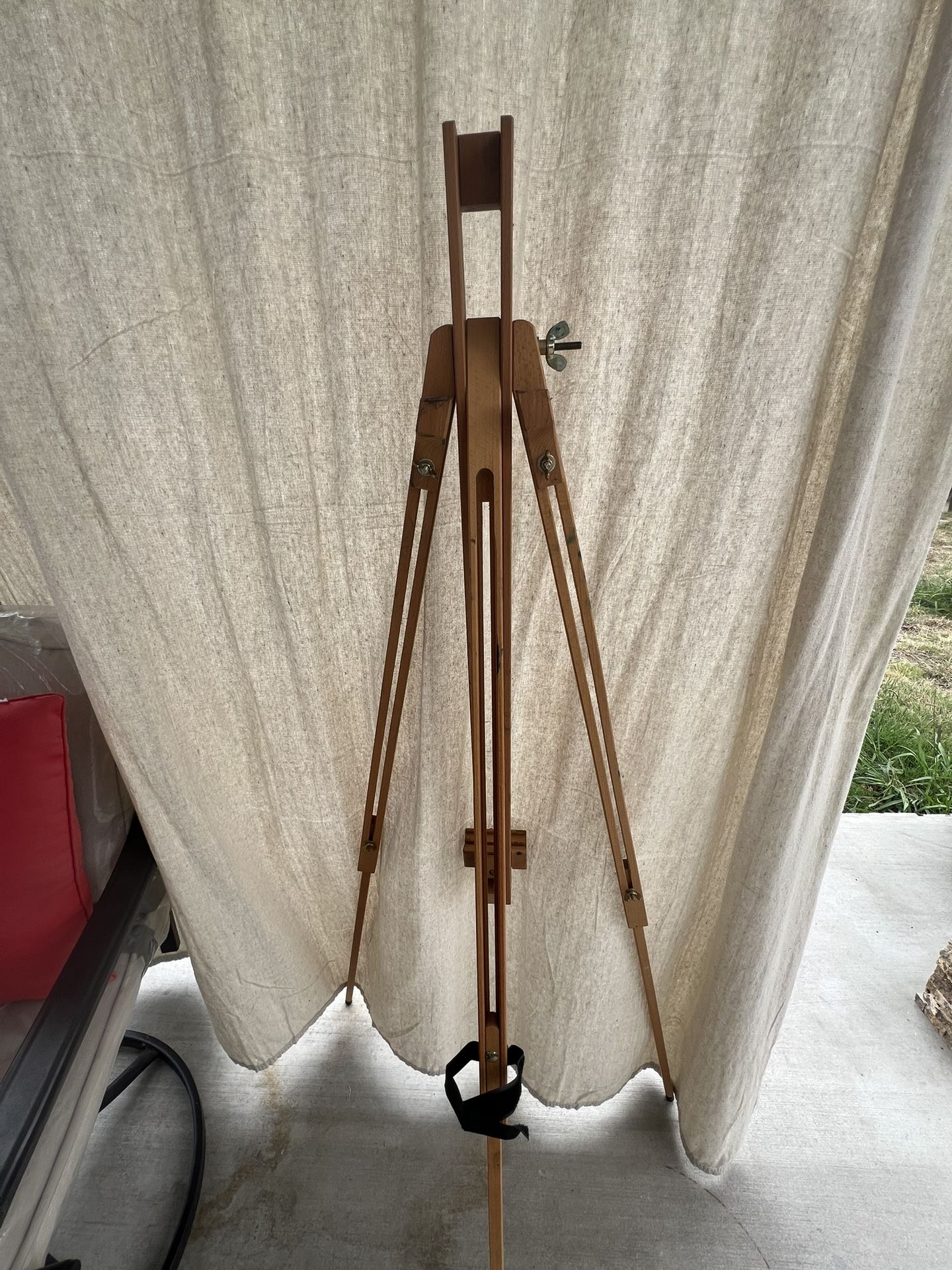 EASEL by MABEF M/https://offerup.com/redirect/?o=MjkuQUw= Basic Large Field Easel Made in ITALY ( Firm Price)