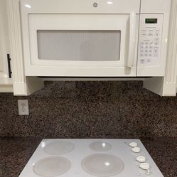 Stove And Microwave. 