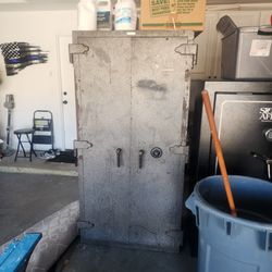 Western safe guns , ammunition, gold collectors safe...fire rated