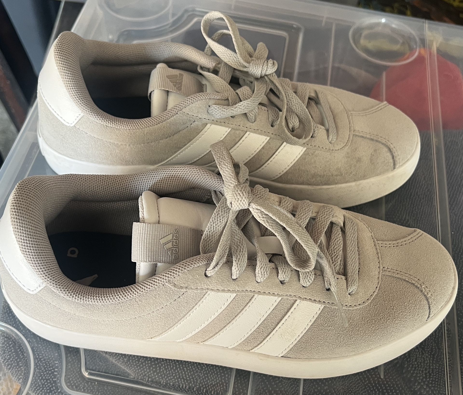 Womens Size 8 New 25 $Never Usted Dollars