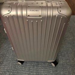 Rimowa Original Cabin Plus 
