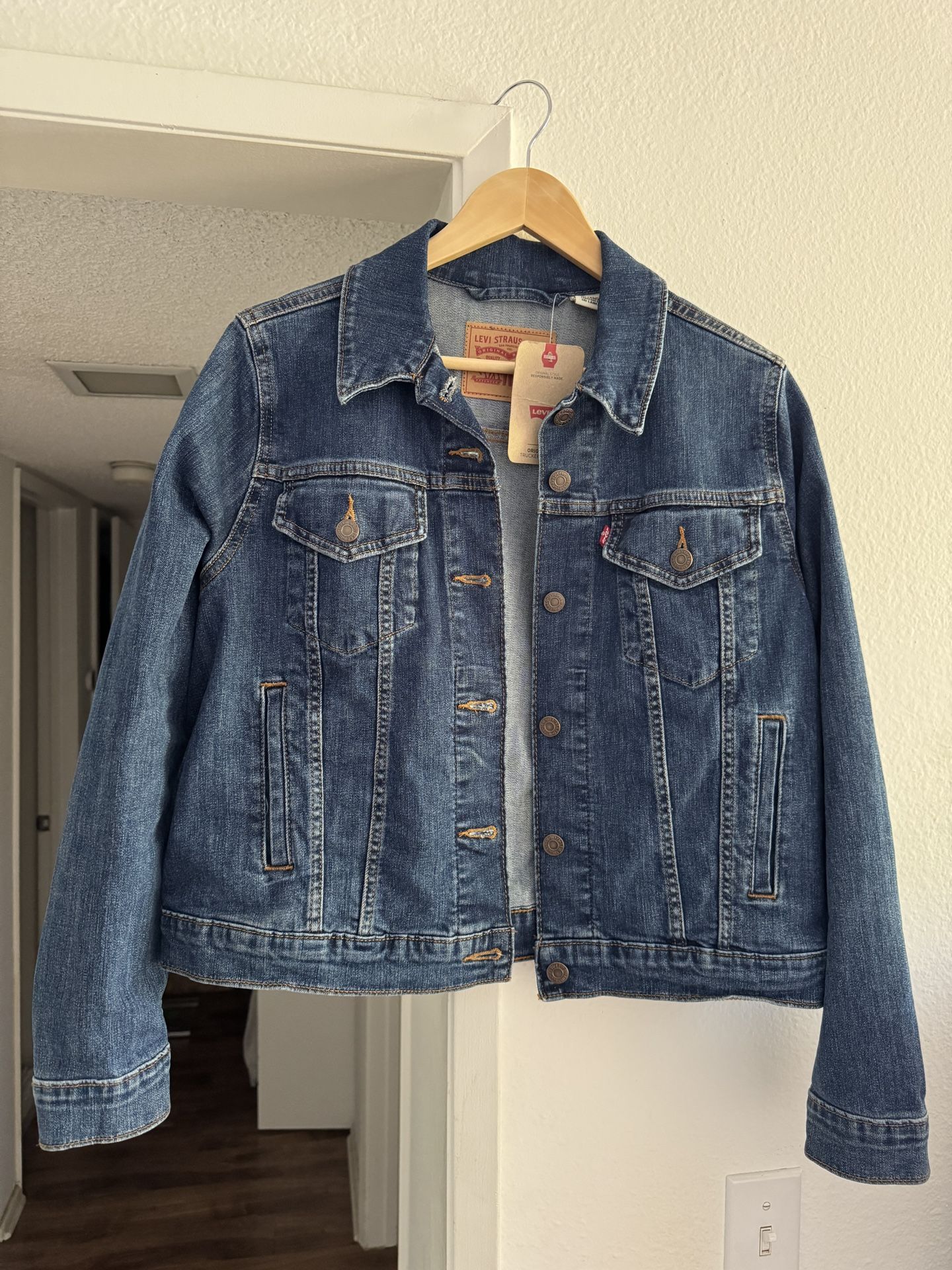 NWT Levi’s Denim Jacket Women’s Large