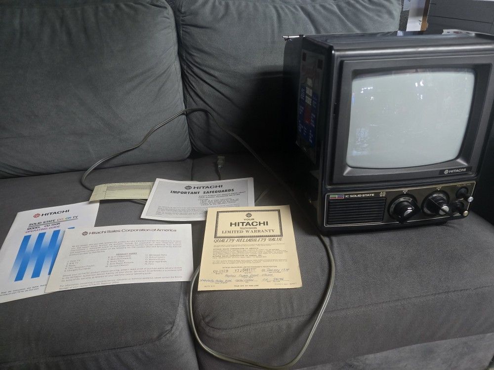 Vintage Hitachi 9in Solid State CU-150R Color Television Retro TV Tested Gaming