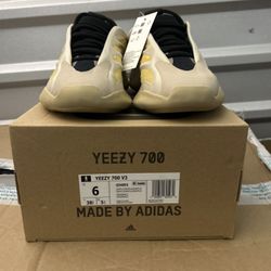Yeezy 700 Safflower Size 6