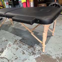 Massage table used good condtion has bag for easy transportation pick up only   