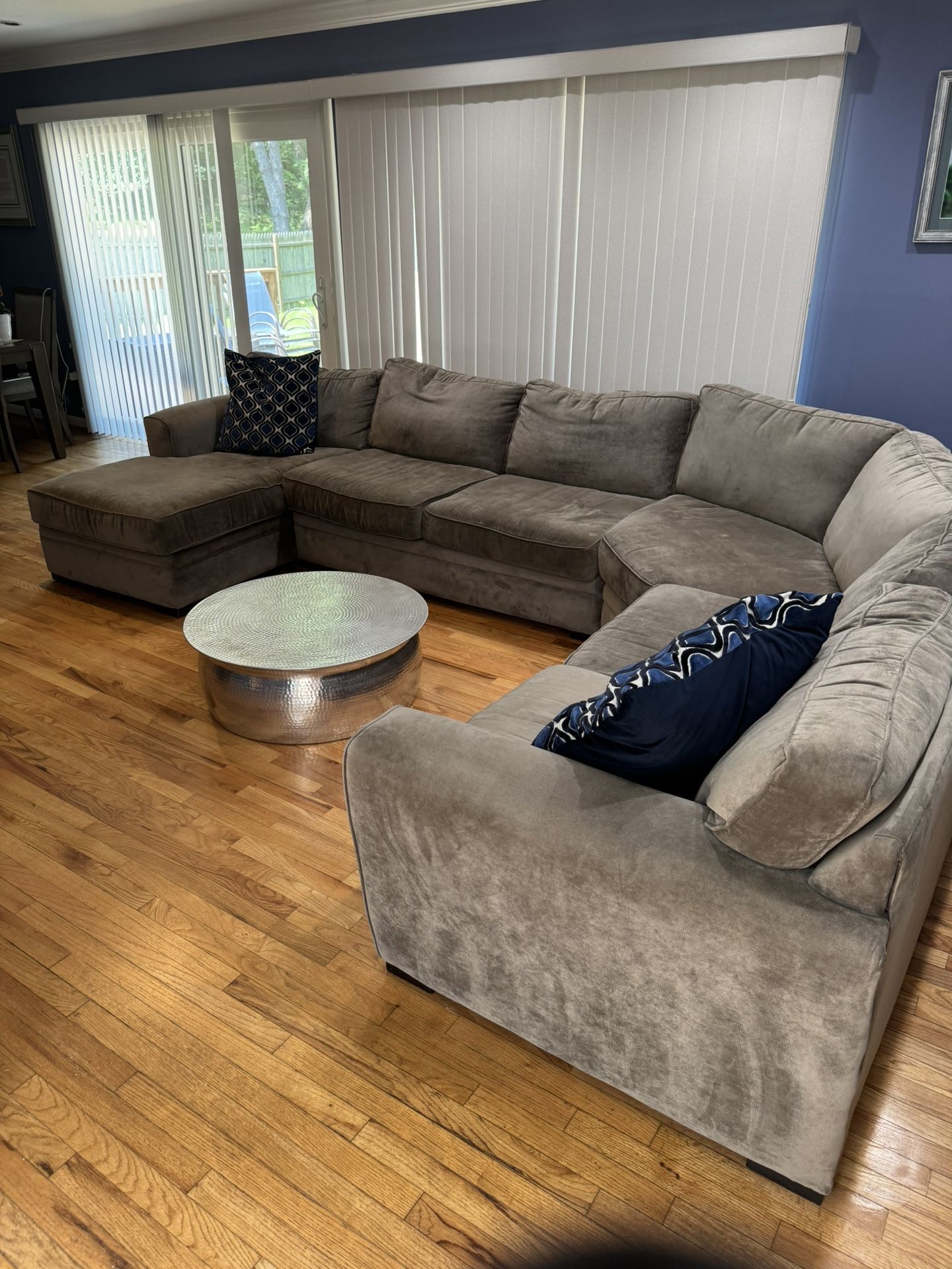 Beautiful Sectional couch with Chaise - Seat 6+