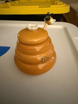 Cute honey storage with dripper