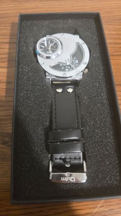 Oulm Dual Time Zone Men's Watch