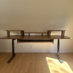 Soundesign Sit/Stand Desk 