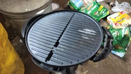 Electric BBQ pit works great you can take it off and set it on your cabinet and use it everything is there it works great asking 40 bucks