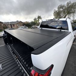 2009-2018 Dodge Ram Quad Cab 6.4 FT Flush Hard Cover / Tapa Dura Perfil Bajo Dodge Ram 6.4” Pies Cabina Y Media 