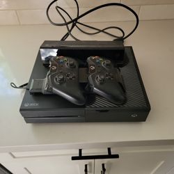 X Box One with 2 controllers and kenict camera