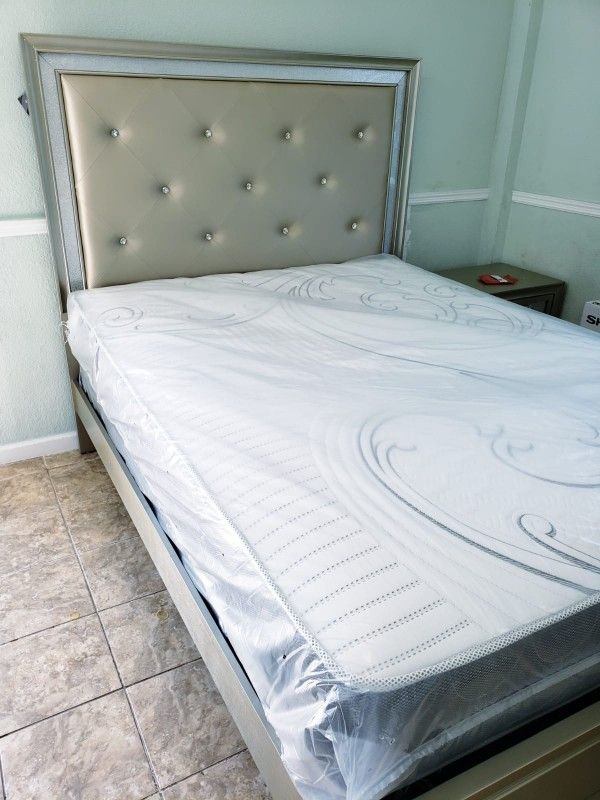 NEW QUEEN MATTRESS. Bed frame is not available. Take it home the same day 👍